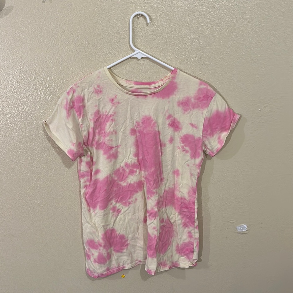 Tie dyed.  By wonder nation. Plus made in heoho en china.